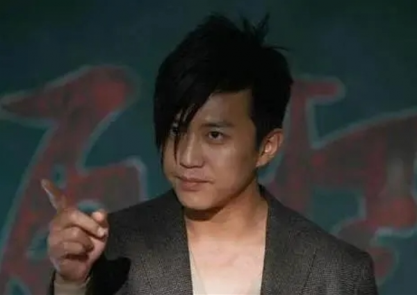 鄧超：把丈母孃當成親媽孝順，街頭混子改邪歸正，登上人生巔峰