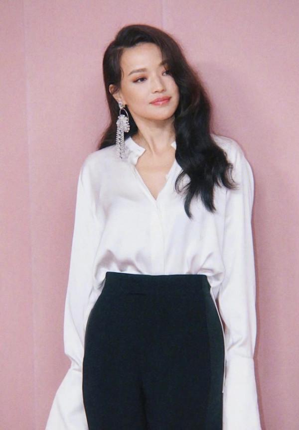 舒淇最新代言徹底封神！穿西裝拍大片，國貨徹底逆襲變阿瑪尼