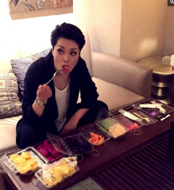 毛阿敏全家照,素顏憔悴,與百億隱形富老公恩愛多年,女兒美炸了 毛阿敏全家照,素顏憔悴,與百億隱形富老公恩愛多年,女兒美炸了