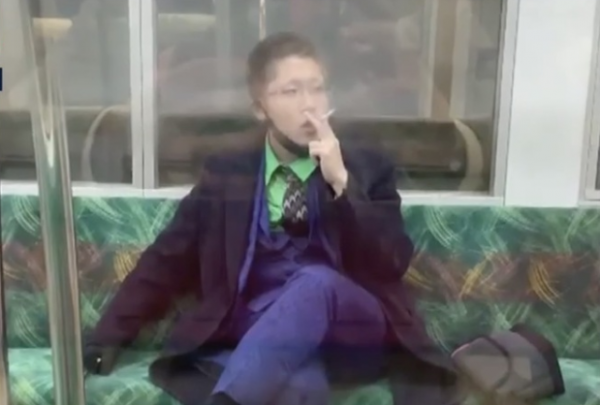日本24歲男子扮“小丑”,電車內持刀傷人還放火,被捕前鎮定吸菸 日本24歲男子扮“小丑”,電車內持刀傷人還放火,被捕前鎮定吸菸