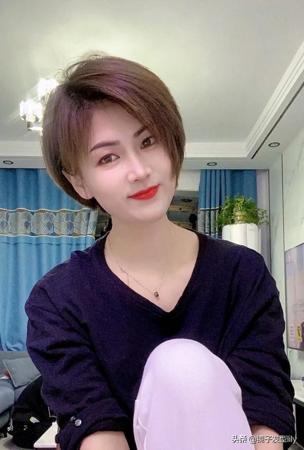 年底什麼髮型比較火？小卷大卷內扣髮型不能少，瘦臉時尚顏值高