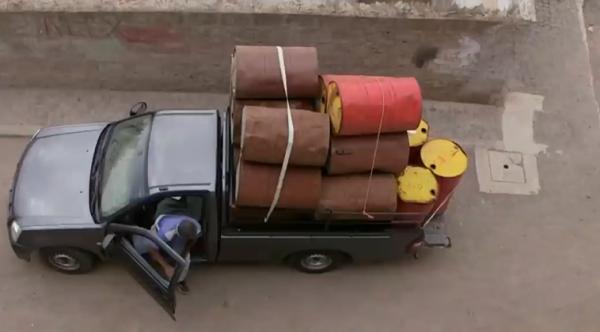 非洲天才手藝人,用汽油桶建房子,幾個小時就建好一棟“小別墅” 非洲天才手藝人,用汽油桶建房子,幾個小時就建好一棟“小別墅”