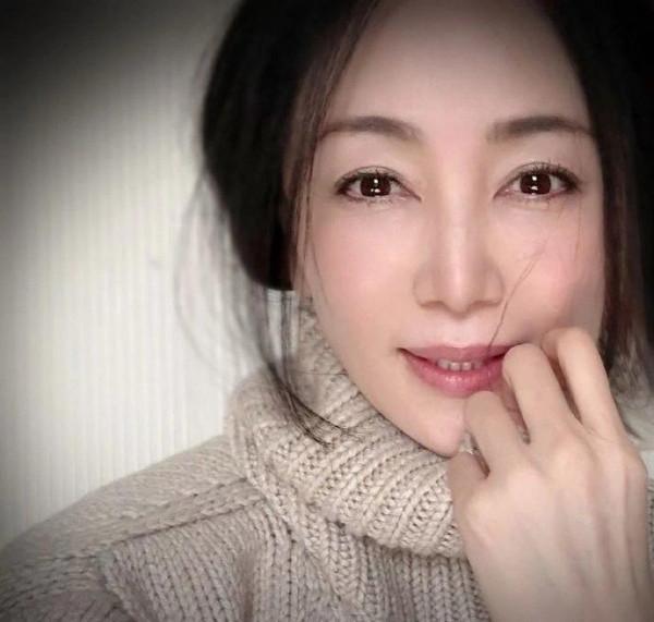 肌膚水嫩光滑，52歲坂村薰拿下日本選美冠軍，可謂豔壓群芳