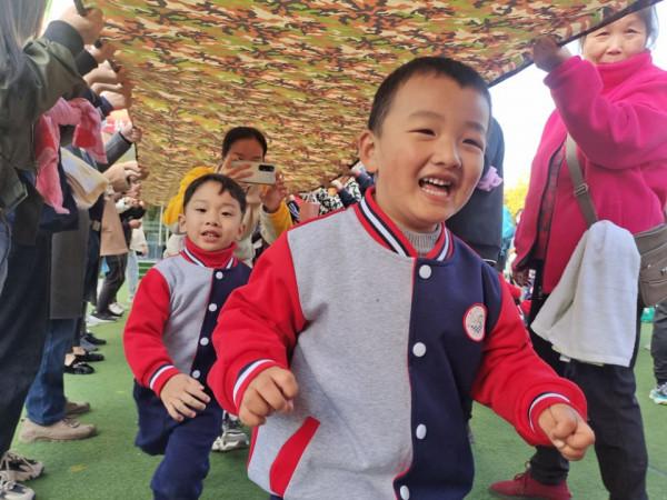 沐浴初冬暖陽 運動伴我成長——石化一幼舉行小班組親子運動會