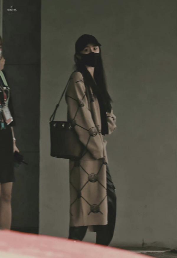 楊冪機場新造型，酷颯隨性秋日風滿滿