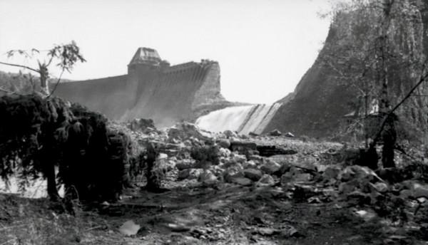 飛行員拼死炸燬大壩,1.3億噸洪水湧向下游,數千人 睡夢中被沖走 飛行員拼死炸燬大壩,1.3億噸洪水湧向下游,數千人 睡夢中被沖走
