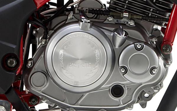 貝納利運動街車紅寶龍，單缸馬力12.9匹，滿油跑400公里，1萬出頭