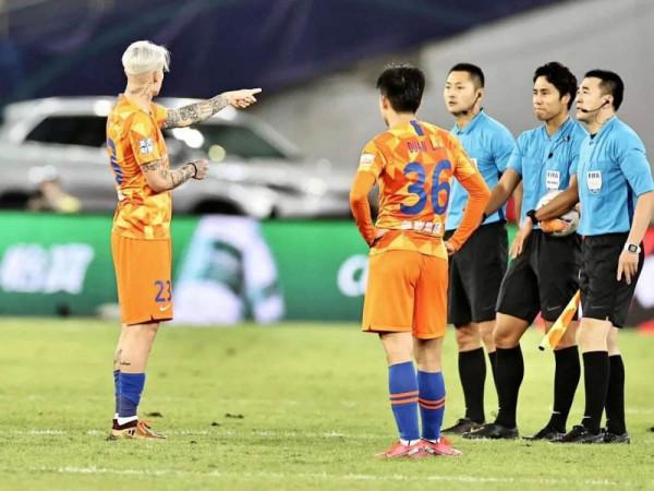 早上6點!資深媒體人做出爭議表態:中國足球成笑話,球迷吐槽聲一片