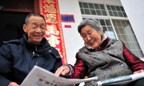 農村60歲以上老人，一年要掙多少錢才夠花？網友：3萬夠不夠？