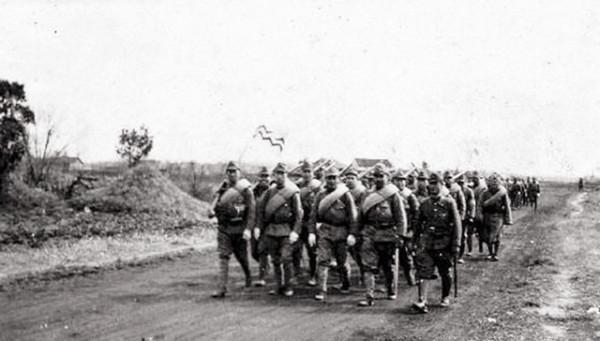 軍史上極為罕見的戰例：我軍用上千條狗擺出怪陣，敵軍不戰而降