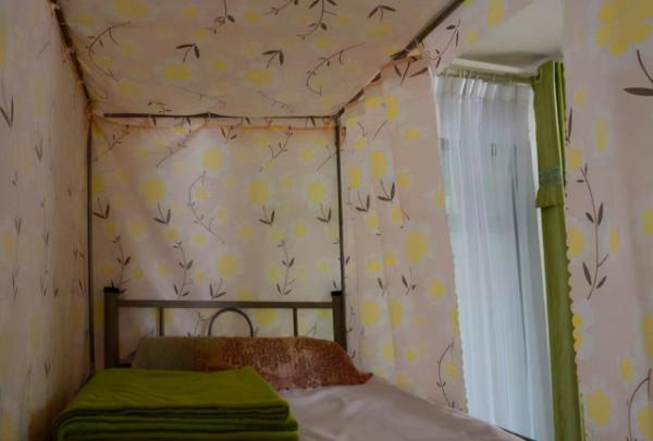 大學生宿舍掛“遮羞布”保護隱私，學校卻禁止，一塊布為啥有爭議