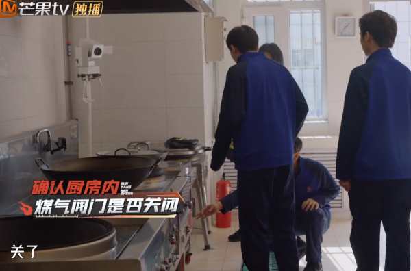 面對著火的煤氣罐，陳小春張智霖張晉的反應大不同，細節看出教養