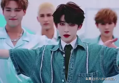 男愛豆畫風越來越偏！高跟開叉裙屢次出鏡，濃妝塗粉成常態