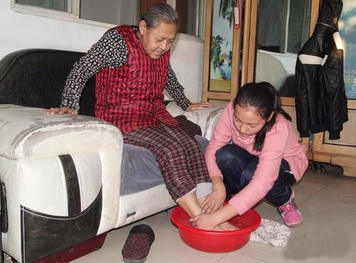 父親離家，母親殘疾，小小年紀擺攤賣烤串，自救之路令人淚奔