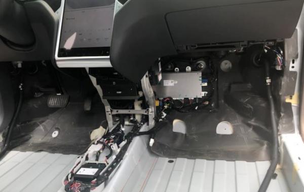 特斯拉MODELX空調水管脫落車內進水怎麼辦