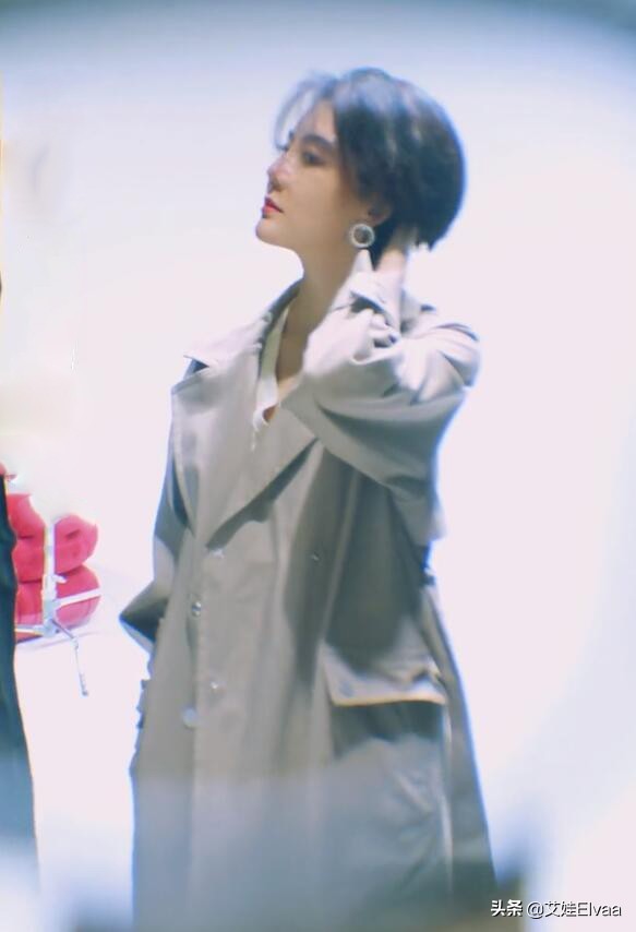 瘦也是優勢!車曉短髮穿風衣配吹風機氣場全開,那眼神好絕一女的 瘦也是優勢!車曉短髮穿風衣配吹風機氣場全開,那眼神好絕一女的