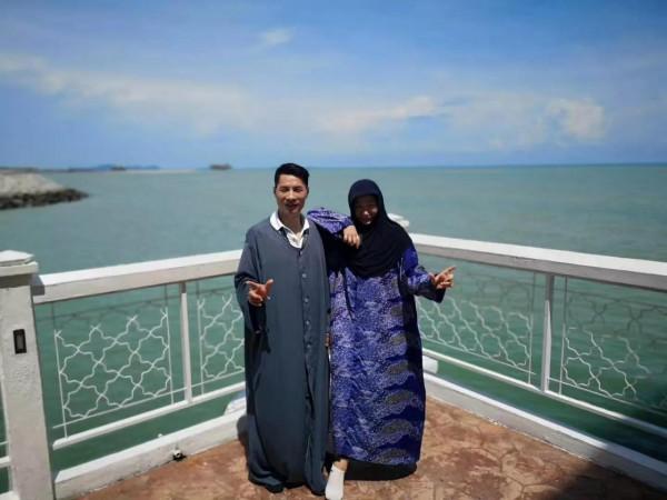 回憶是條悠長的海岸線，風平浪靜的馬六甲海峽