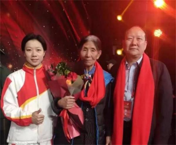 老人收養殘疾女孩25年,撿廢品供她上學,如今是國家二級運動員 老人收養殘疾女孩25年,撿廢品供她上學,如今是國家二級運動員