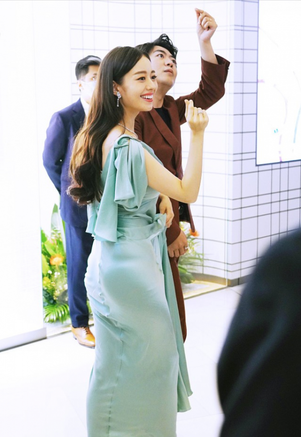 吉娜高圓圓同穿露肩緞面裙,看出有肉身材的魅力,撐得起才好看 吉娜高圓圓同穿露肩緞面裙,看出有肉身材的魅力,撐得起才好看