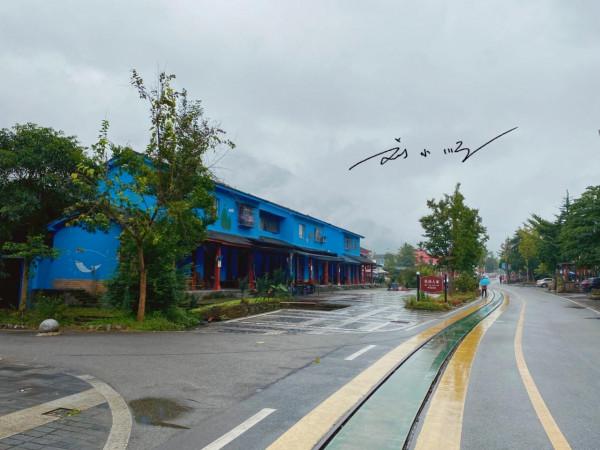 四川綿竹有一座童話小鎮，群山環繞，五彩斑斕，已成網紅打卡點