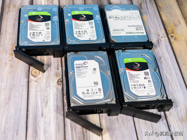 群暉粉的QNAP TVS-951N四個月使用感受：超高性價比9盤位個人NAS