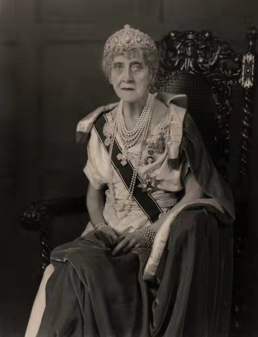 卡米拉用王太后的首飾挺多，塵封五十多年的她也戴，戴妃都沒有