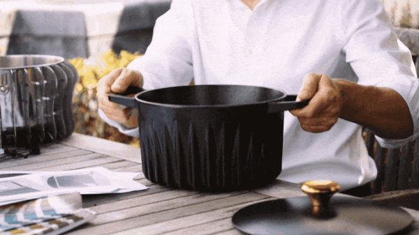 一口帶翅的鍋,進烤箱入火海 一口帶翅的鍋,進烤箱入火海