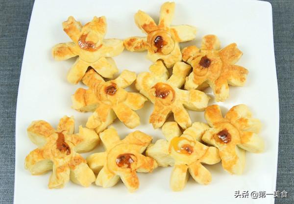 一碗麵粉，一捏一烤，廚師長教你做梅花酥，酥脆可口，甜而不膩