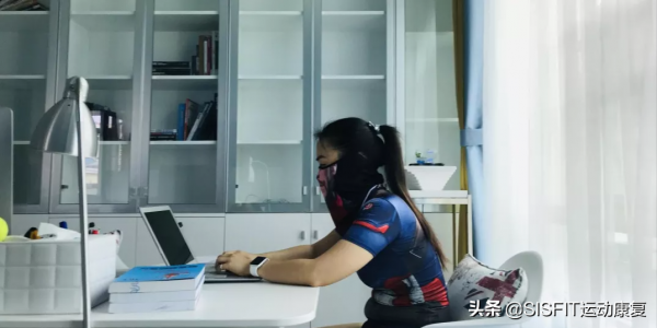 如何透過有效訓練消除圓肩和駝背