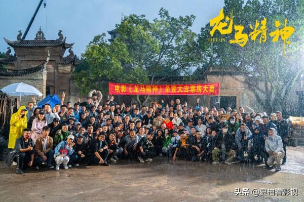 電影龍馬精神殺青,大家給赤兔喂蛋糕,成龍依依不捨告別“赤兔” 電影龍馬精神殺青,大家給赤兔喂蛋糕,成龍依依不捨告別“赤兔”