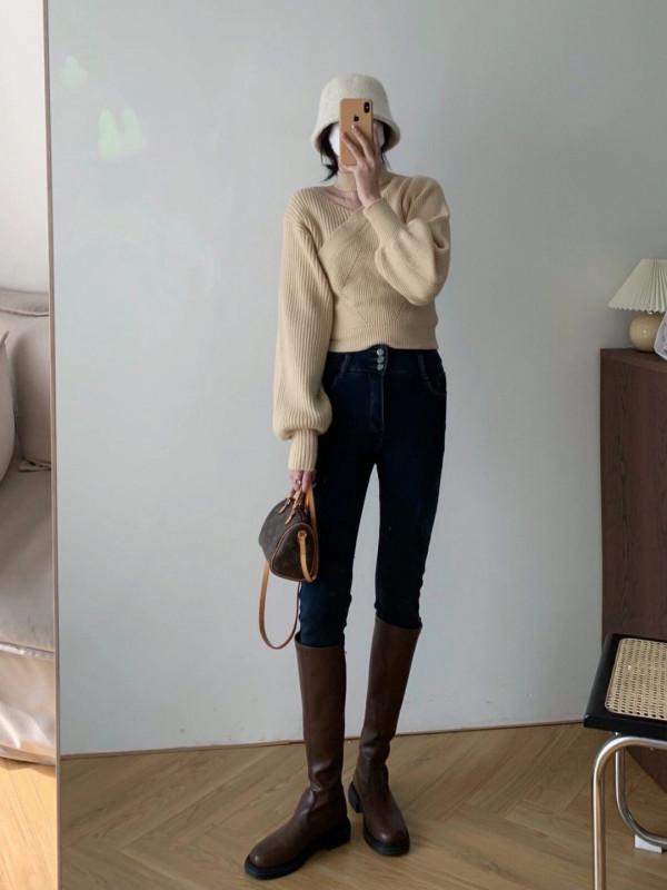 女孩子們放棄花裡胡哨的針織衫吧，選擇純色款式，簡約大氣還高階