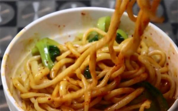 教你在家做油潑棍棍面，用兩手一搓輕鬆就搞定，一頓兩大碗不夠吃