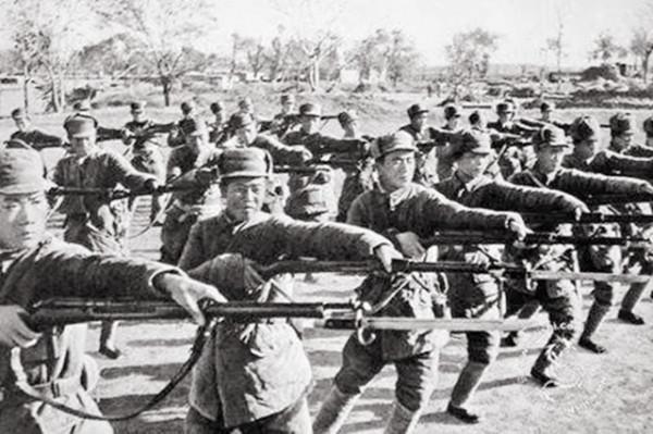 營長想打鬼子伏擊，卻無兵可用，連長說：“我還有一個新兵排”