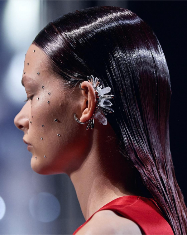 李宇春春晚的11斤戰袍，為何歐洲人要花那麼多精力在手工上？