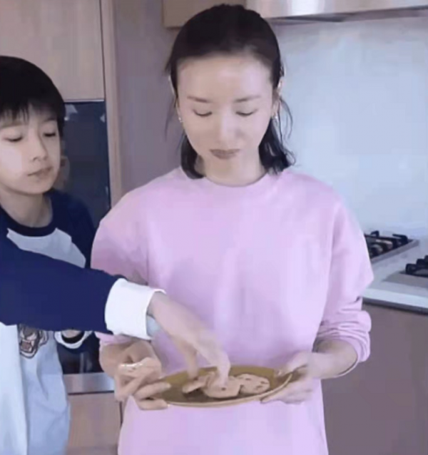 41歲董潔顏值回春！穿粉色衛衣驚豔亮相變少女，素顏狀態更開掛