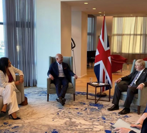 鉅富貝索斯女友太勵志 其貌不揚卻是“大款收割機”活成富婆標杆