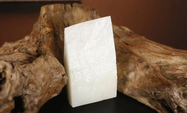 為何羊脂白玉能穩坐和田玉之王的地位？