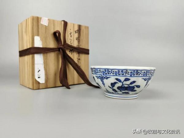 明青花花卉纏枝蓮忍冬紋花口杯鑑賞