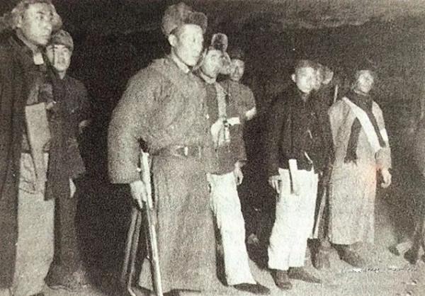 鄧鐵梅來了，快出來投降！敵人嚇破膽，義勇軍三義廟收編偽軍大隊