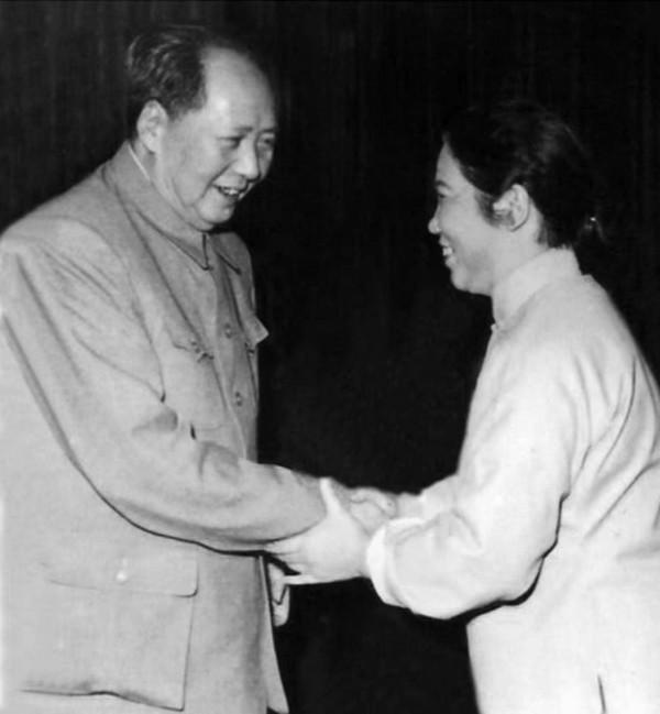 1959年，得知常香玉未入黨，鄧小平：你們河南不發展她，我來發展