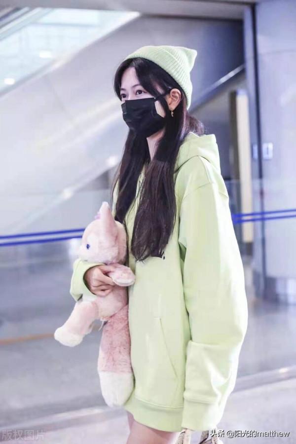 陸婷玉身穿熒光綠衛衣下身失蹤顯腿長，手捧小狸貓玩偶少女心爆棚