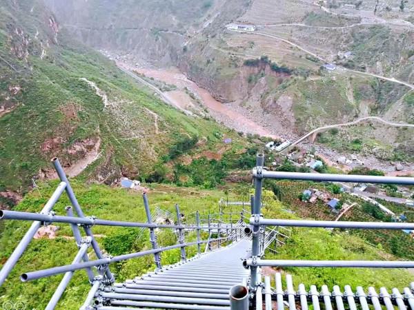 大涼山深處的“懸崖村”，走在鋼梯上還心有餘悸