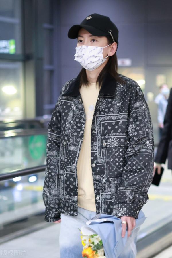 於文文穿腰果花夾克搭配牛仔褲，戴棒球帽率性休閒