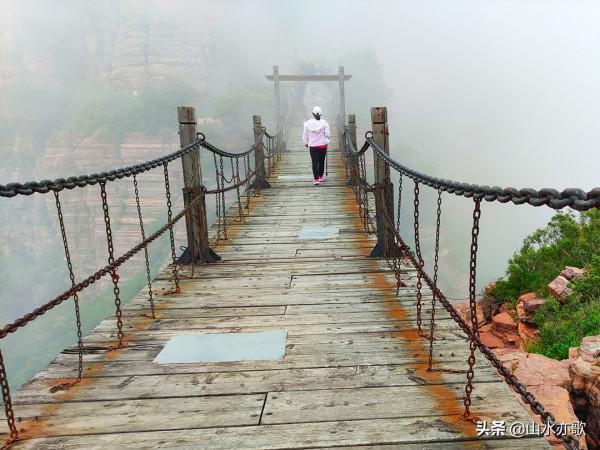 石家莊井陘錦山，雲鎖群山、霧漫叢林，雲橋飛渡，一顆橡果落下來
