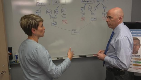 79年美國18歲女孩身中29刀遇害，父子警察調查39年憑血跡抓到真兇