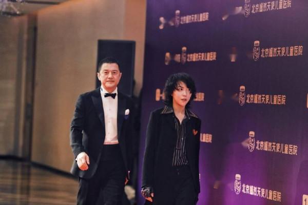 李亞鵬和繼女10月20日同臺互動，親密如昨，竇靖童中性十足如男子