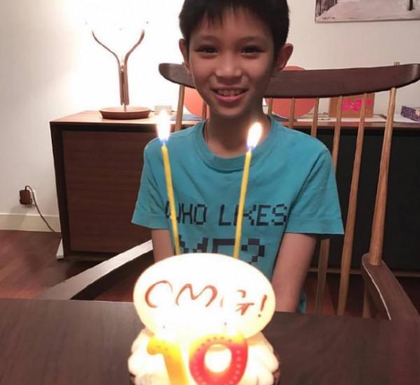 袁詠儀為兒子慶15歲生日,魔童兒時萌照曝光,wink表情萌化 袁詠儀為兒子慶15歲生日,魔童兒時萌照曝光,wink表情萌化