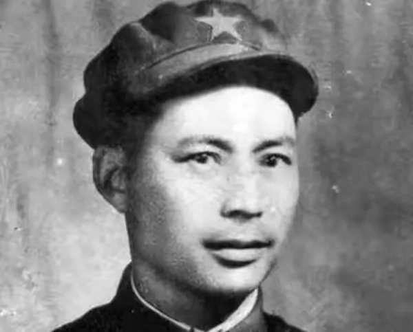 剛殲敵1.7萬!38歲軍長碰了美軍空殼彈後,當夜高燒!7天后犧牲 剛殲敵1.7萬!38歲軍長碰了美軍空殼彈後,當夜高燒!7天后犧牲