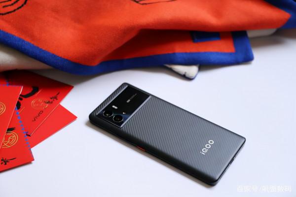 新機設計感十足格iQOO9系列釋出，iQOO7價格懸崖式下跌，網友歡呼