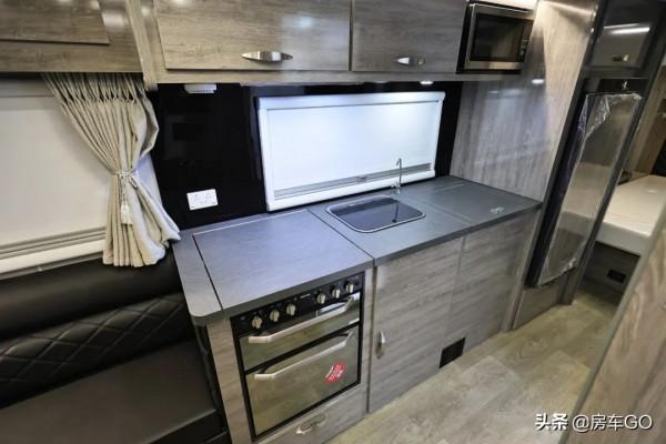 房車中的“陸地巡洋艦”，霸氣外形車內精緻，黑系HQ21實拍評測